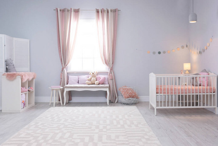婴儿房室内配有舒适的婴儿床和室内长凳