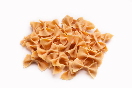 在白色的橙色 farfalle 面食堆