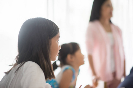 学生和老师在学校里快乐地生活在教室里