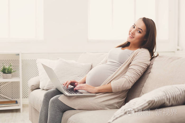 怀孕的企业妇女远程工作在家里
