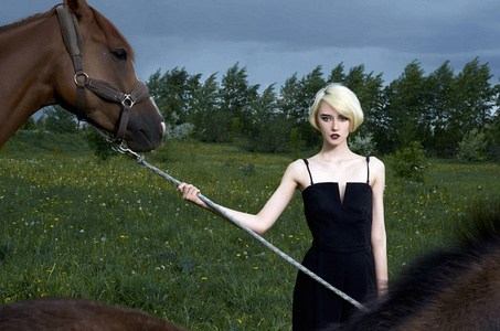 美丽的年轻女子与马