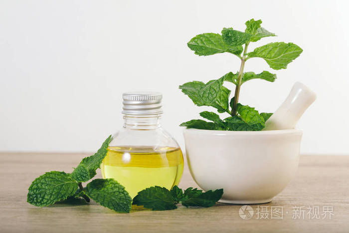 香薰精油从瓶中的薄荷在桌上