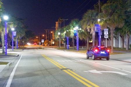 皇家棕榈路在夜间棕榈海滩佛罗里达。