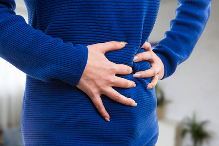 的胃疼痛女性胃痛因为有毒食物在白色背景上分离出一个女人的肚子痛