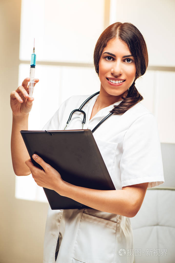 年轻女护士在诊室内注射
