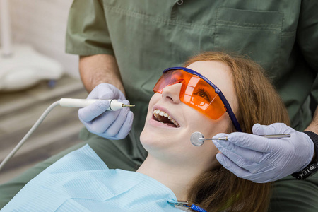 牙医在诊所检查女孩的牙齿。牙科问题。健康的微笑