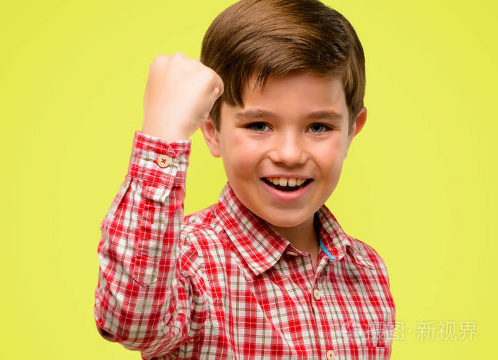 英俊的蹒跚学步的孩子绿色的眼睛快乐和兴奋地表达着