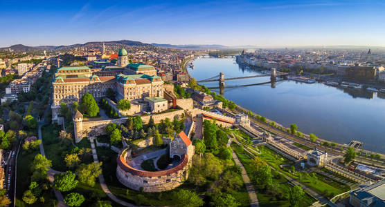 匈牙利布达佩斯与塞切尼链桥圣斯蒂芬大教堂匈牙利议会和马提亚教堂在蓝天下日出的布达城堡皇家宫殿鸟瞰全景