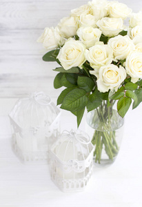 花瓶里放着一束别致的白色玫瑰。
