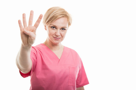 漂亮的女护士穿着粉红色的磨砂显示数字四