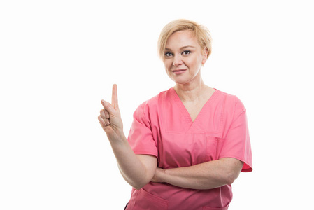 穿粉红色磨砂的女护士做想法手势