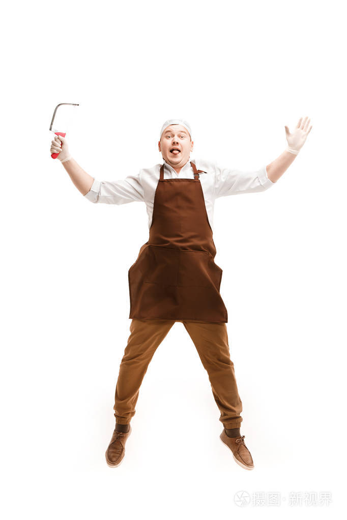 微笑与孤立的白色背景上的一把菜刀合影的屠夫