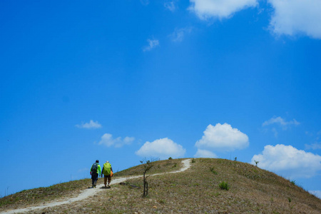 徒步旅行在山上的小径。 蓝天白云背景的晴天山上小径的优质免费库存图像