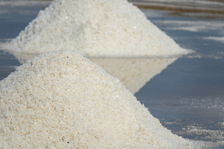 皇室高质量的免费库存镜头白色盐田在一个海滩村.