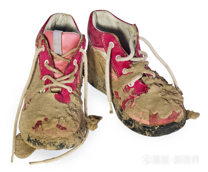 儿童的小鞋子布满了泥巴.儿童肮脏紧身裤