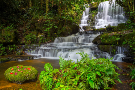 孟岱瀑布，泰国菲萨努洛克富欣荣克拉国家公园森林深处的美丽瀑布