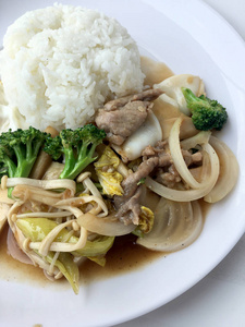 泰国风格的食物在快餐店.照片