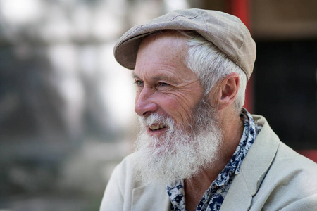 表现力的白发老人的情绪,他有着一张美丽的,坚强的,黝黑的脸,白胡子