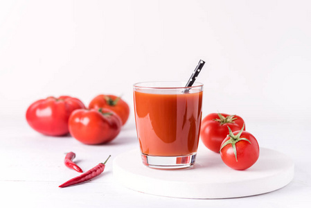 一杯美味的番茄汁和生番茄在白色木制背景下健康饮食排毒饮料