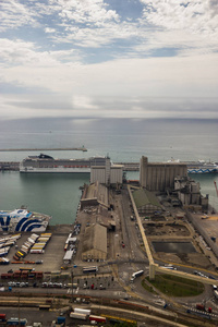 从蒙朱伊奇山俯瞰多云的巴塞罗那工业港口。