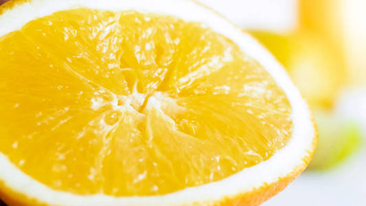 新鲜剪裁的多汁橙色的特写镜头图片