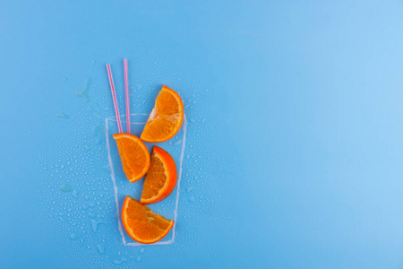 橙汁蓝底素描和真正的橘子
