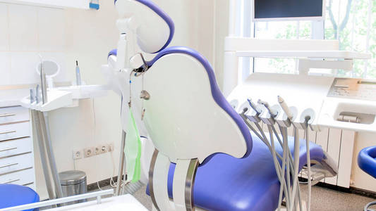 现代临床中椅子和牙医仪器的特写镜头图像