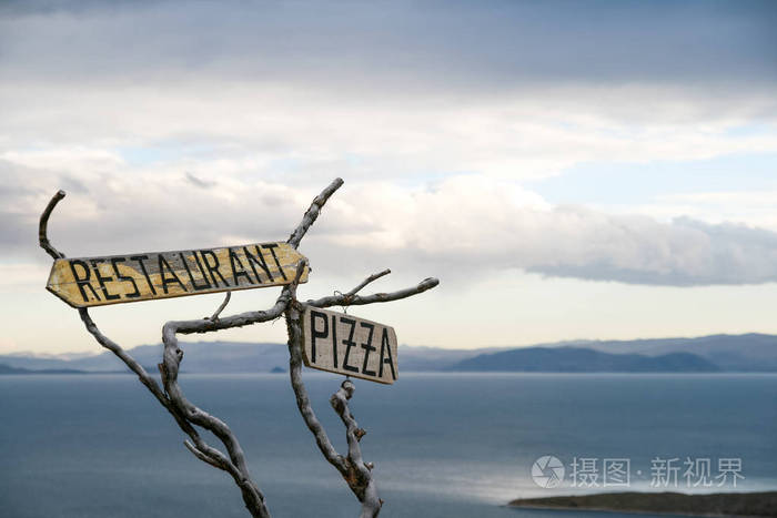 玻利维亚提蒂卡卡湖乡村一个偏远的农村地区，餐馆和比萨饼招牌上的木板