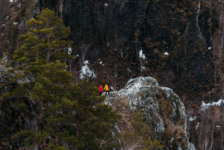 一对相爱的夫妇在山里旅行。 男人和女孩旅行。 一对夫妇在山里休息。 参与体育的男人和女人。 爬山。 在山上徒步旅行。 跟我来