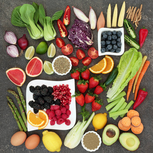 健康和超级食品概念的健康饮食与水果，蔬菜和草药，包括裸子植物和蒺藜用作食欲抑制剂。 高花青素抗氧化剂纤维和维生素的食物。 上