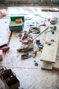 切尔诺贝利禁区的废弃幼儿园。丢失的玩具, 一个破碎的娃娃。恐惧和孤独的气氛。乌克兰, 幽灵镇普里皮亚季