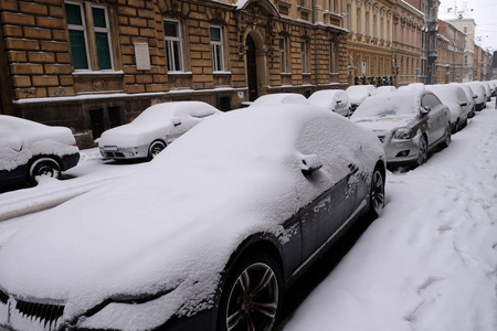 雪覆盖的汽车停在萨格勒布克罗地亚的街道上。