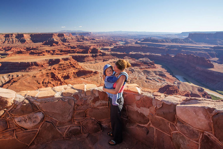 一位母亲和她的小儿子参观美国犹他州的峡谷国家公园