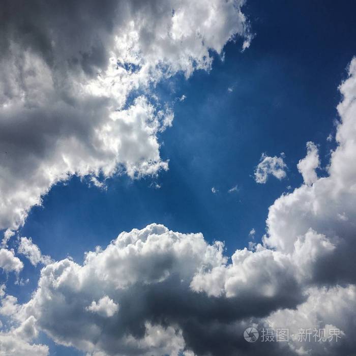 蓝天背景的美丽云彩. 自然天气蓝天云和太阳