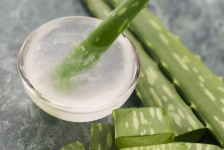 芦荟汁与新鲜叶子照片