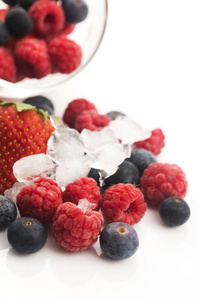 冰冻覆盆子黑莓和草莓的特写镜头