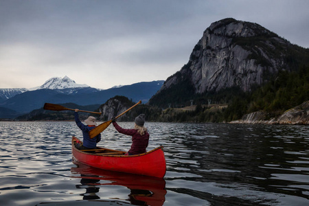 独木舟上冒险的人正在欣赏美丽的加拿大山景。 被带到温哥华不列颠哥伦比亚省北部的斯卡米什。