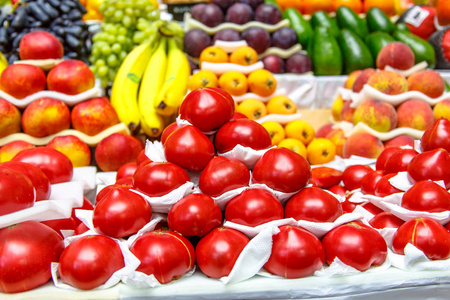 西红柿黄瓜和其他蔬菜都在市场上。