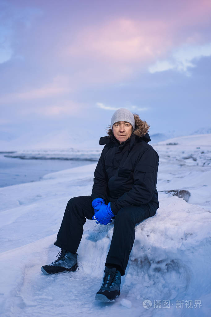 挪威风景自然的斯匹次卑尔根山长年的斯瓦尔巴探险家男子北极冬季极地
