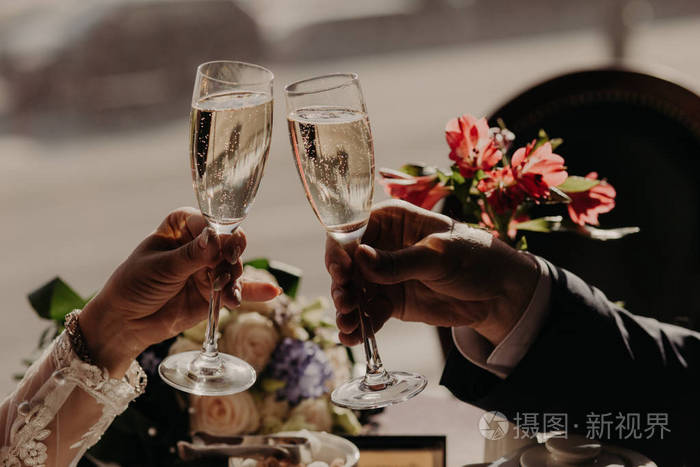 干杯无法辨认的女人和男人会打杯葡萄酒或香槟酒庆祝一些事情穿着正式