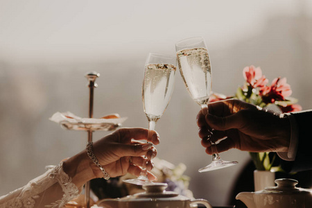 认不出来的女性和男性在他们的生活中有特殊的场合, 拿着香槟酒的眼镜, 叮当作响的眼镜, 有节日的活动。庆祝理念