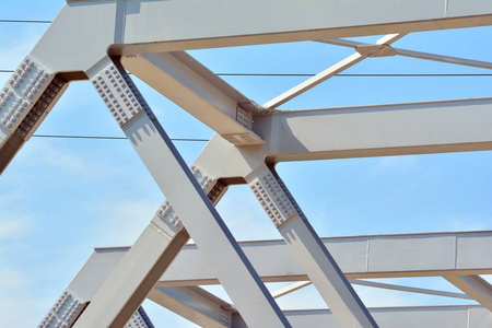 带螺栓金属零件连接的白钢墙照片