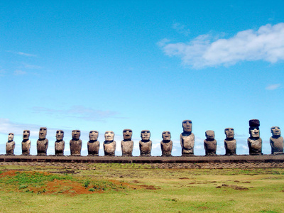智利复活岛阿胡通加里基的站立Moai