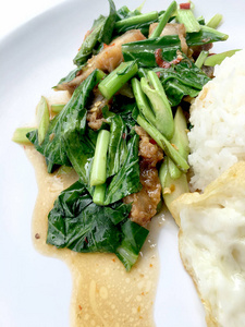 炒凯地和脆皮猪肉，白底白菜炒米饭。泰国菜。
