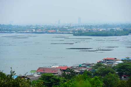 美丽的海滩，白色的波浪，岩石和白色的沙滩，渔船，微风，阳光明媚的一天。