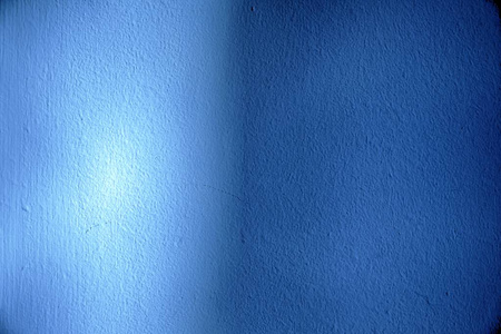 超蓝色石膏表面或灰泥墙与阴影室内背景