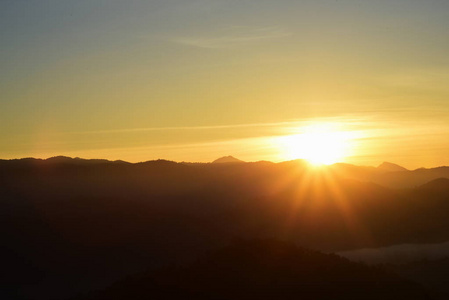 日出前的山. 一大早. 太阳从山顶升起.摄影图