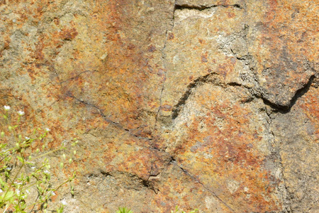 天然石材花岗岩纹理花岗岩图案。 斑驳花岗岩火成岩的石材背景，用于厨房工作台面等。 大理石表面有棕色色调。 极简主义