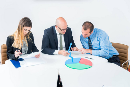 用笔记本电脑制定商业战略. 在开发中启动.照片