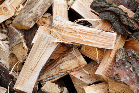 一堆切碎的柴原木准备过冬。剪掉原木烧柴。硬木木材和木材工业。加热季节, 冬季。可再生能源。环保理念